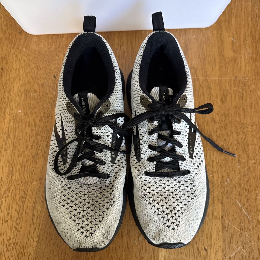 Brooks Revel 4 White Black Running Shoes Women’s SIZE 7.5 Sneakers